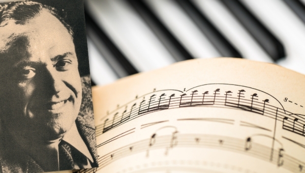 Detalhe- Jacques Klein, foto presente no programa de recitais da Semana Jacques Klein na Escola de Música da UFRJ, entre 10 e 13 de julho de 1990. Data da foto desconhecida.